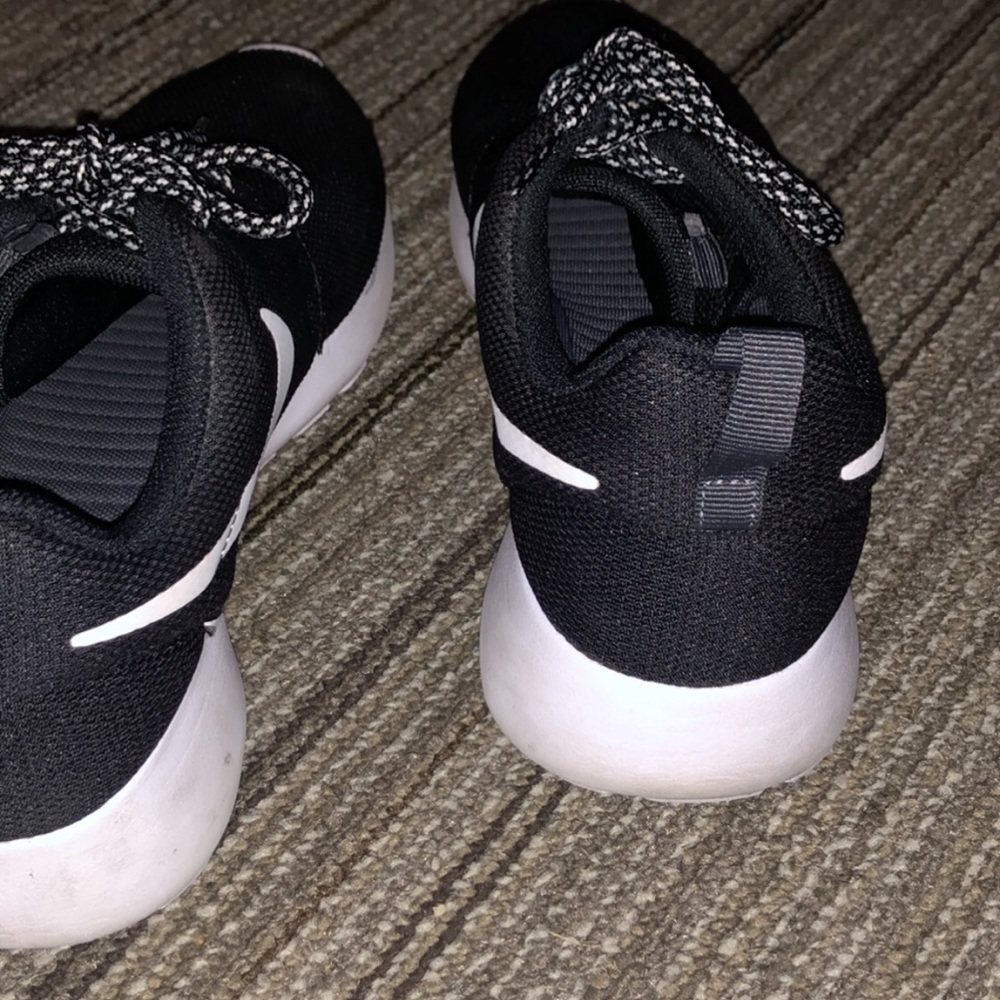 Women’s Nike Shoes - Picture 3 of 4